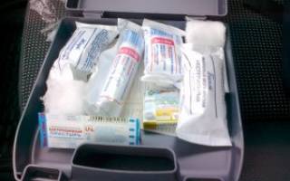 What should be in a driver&#39;s first aid kit?