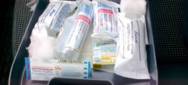 What medications should be in a car first aid kit?